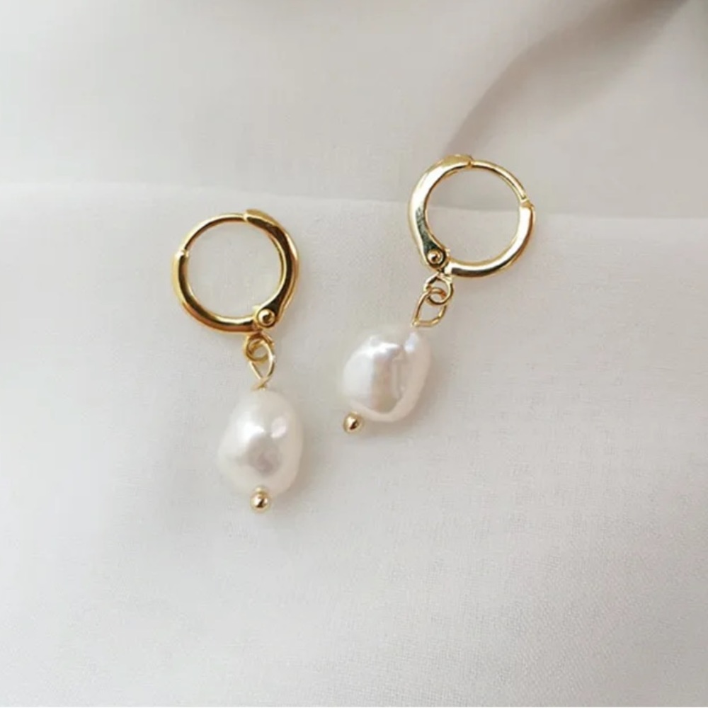 Beautiful & dainty gold and pearl earrings